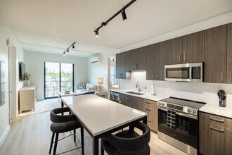 The Bella Downtown in Bonita Springs, FL - Foto de edificio - Interior Photo