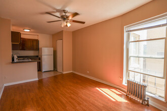 911 W Lawrence Ave, Unit #205 in Chicago, IL - Building Photo - Building Photo