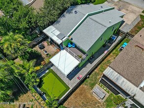 519 Washington Ave in Cape Canaveral, FL - Foto de edificio - Building Photo