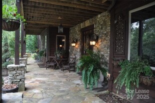 196 Ridge Rd in Landrum, SC - Building Photo