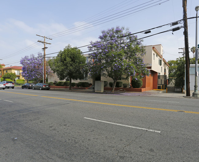 3945 W 8th St in Los Angeles, CA - Building Photo - Building Photo