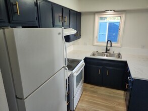 6329 E 32nd Ave-Unit -unit 3 in Anchorage, AK - Foto de edificio - Building Photo