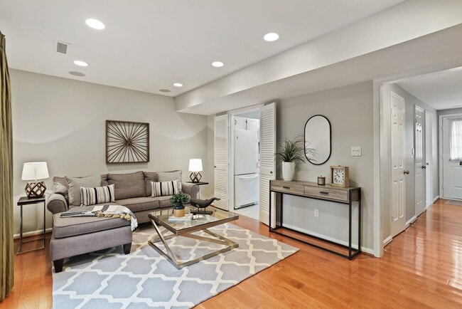 6665 Hillandale Rd in Bethesda, MD - Building Photo - Building Photo