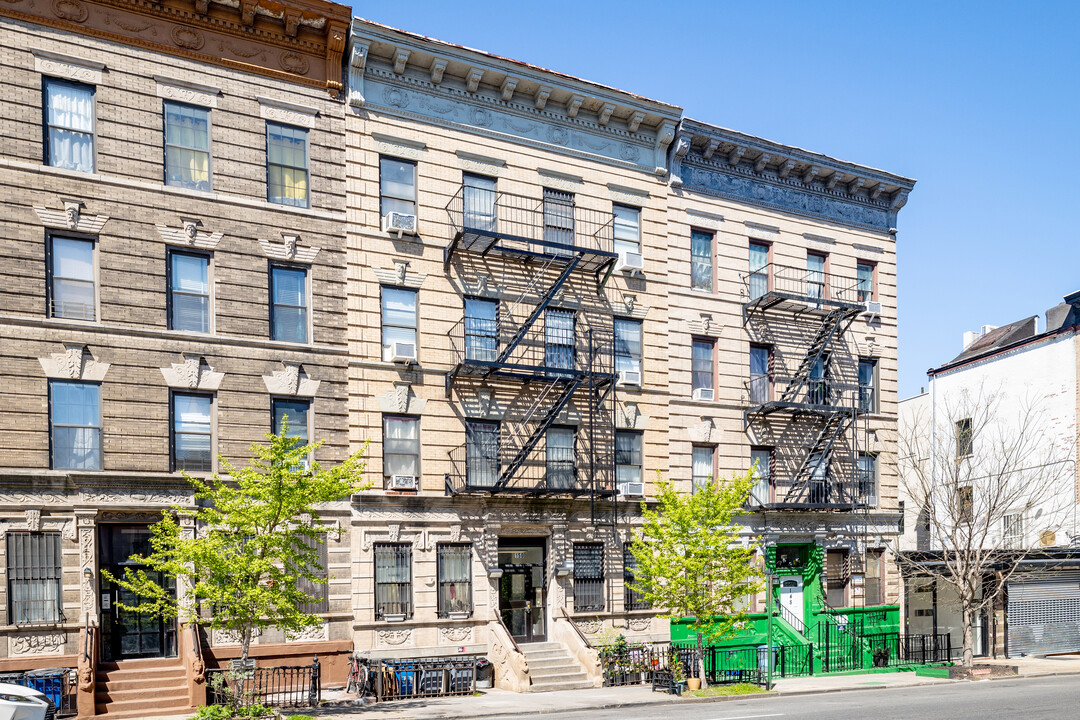 150 Rogers Avenue in Brooklyn, NY - Foto de edificio