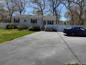 10 Hollingsworth Pl in Centereach, NY - Building Photo - Building Photo