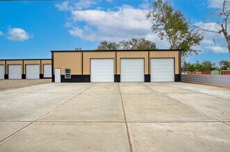 13051 Pleasant Valley Dr in Rosharon, TX - Building Photo - Building Photo