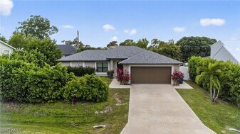 8422 Cardinal Rd in Ft. Myers, FL - Building Photo