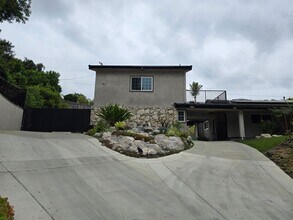511 Laguna Rd in Fullerton, CA - Foto de edificio - Building Photo