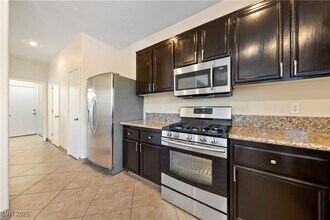 10552 Calico Pines Ave in Las Vegas, NV - Building Photo - Building Photo