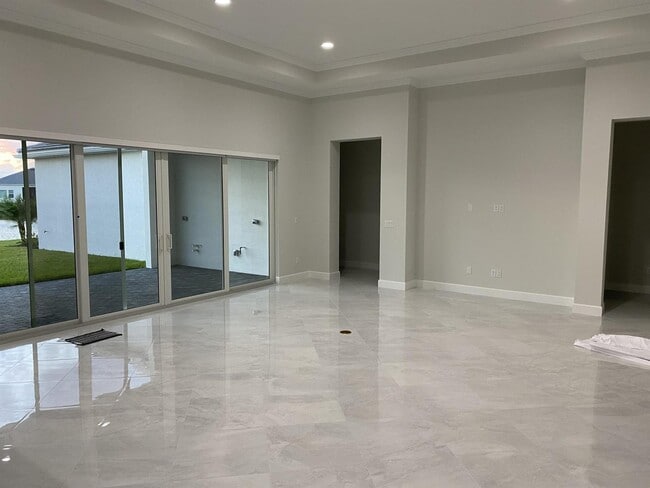 4685 Estates Cir in Westlake, FL - Foto de edificio - Building Photo