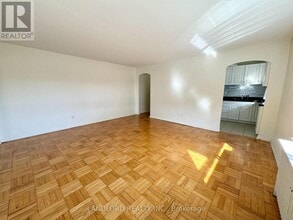 2696 Lake Shore Blvd W in Toronto, ON - Building Photo - Building Photo