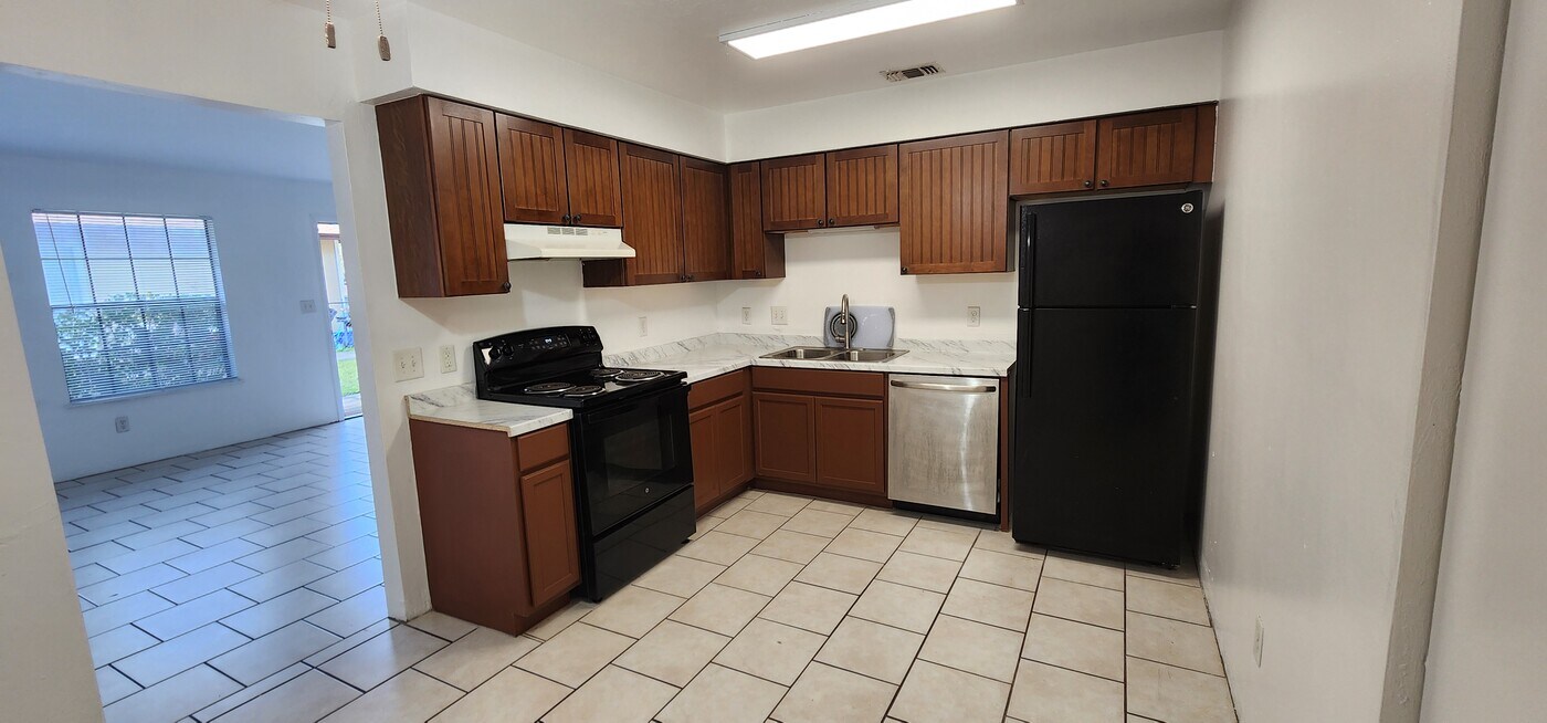 5805 NW 23rd Ter, Unit Apt 1 in Gainesville, FL - Building Photo