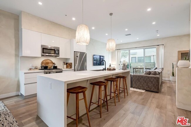 property at 957 Figueroa Terrace