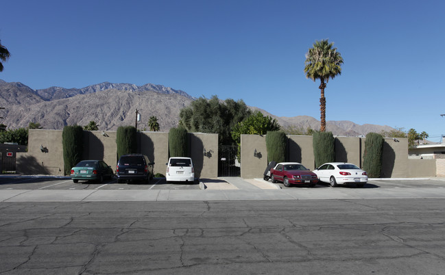 251 S Saturmino Dr in Palm Springs, CA - Building Photo - Building Photo