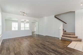 513 Pineview Ln in Fort Worth, TX - Foto de edificio - Building Photo