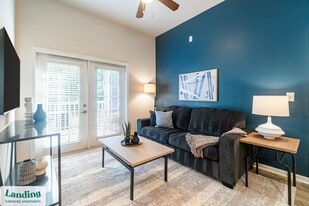 655 W Mallard Creek Church Rd in Charlotte, NC - Building Photo