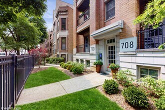710 W Aldine Ave, Unit 201 in Chicago, IL - Building Photo - Building Photo