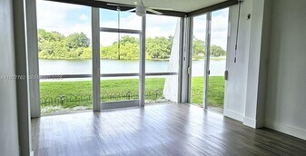 9450 Poinciana Pl in Davie, FL - Building Photo