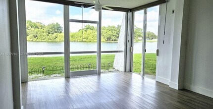 9450 Poinciana Pl in Davie, FL - Building Photo - Building Photo