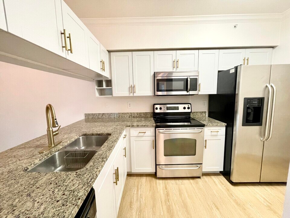 6511 Emerald Dunes Dr in Royal Palm Beach, FL - Building Photo