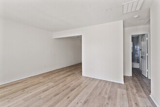 5031 Mallow St, Unit B in Houston, TX - Building Photo - Building Photo