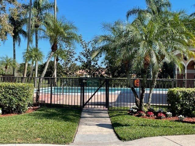 502 SW 158th Ter, Unit 101 in Pembroke Pines, FL - Foto de edificio - Building Photo