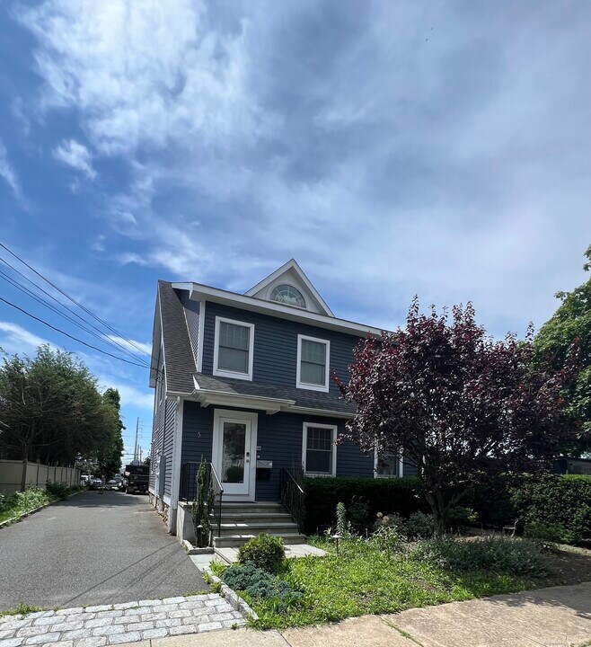 5 Myrtle St in Norwalk, CT - Building Photo
