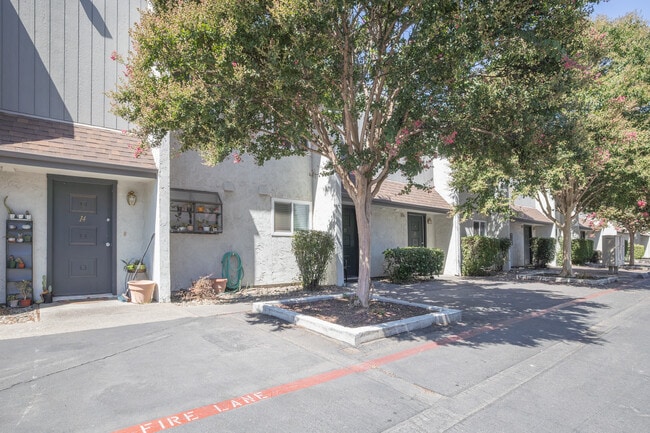 Rio Townhouses in Chico, CA - Foto de edificio - Building Photo