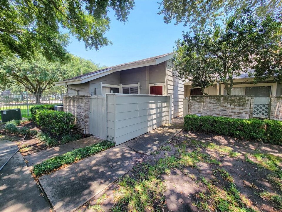 12980 Greenway Chase Ct in Houston, TX - Building Photo