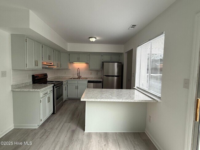 206 Myrtlewood Cir in Jacksonville, NC - Building Photo - Building Photo