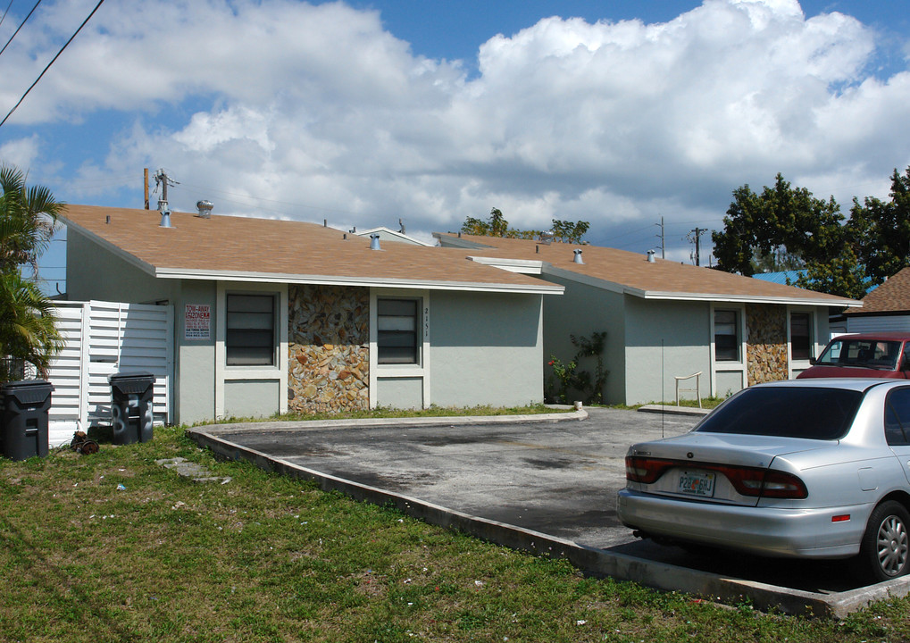 2151 Lincoln St. in Hollywood, FL - Building Photo