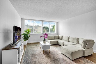 9125 SW 77th Ave in Miami, FL - Building Photo - Building Photo