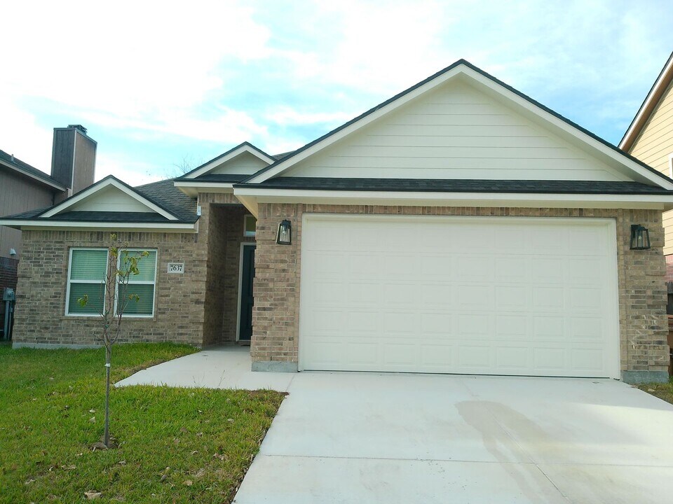 7637 Clearbrook Dr in Corpus Christi, TX - Building Photo