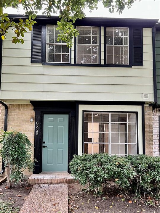 8325 Ariel St in Houston, TX - Building Photo