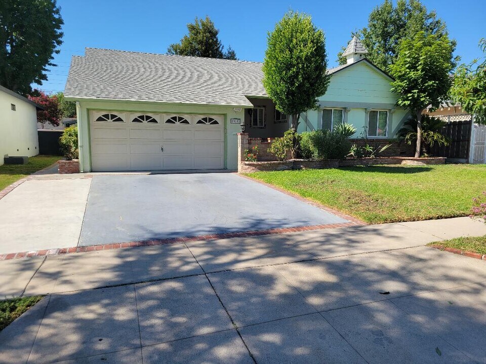 20412 Londelius St in Winnetka, CA - Foto de edificio