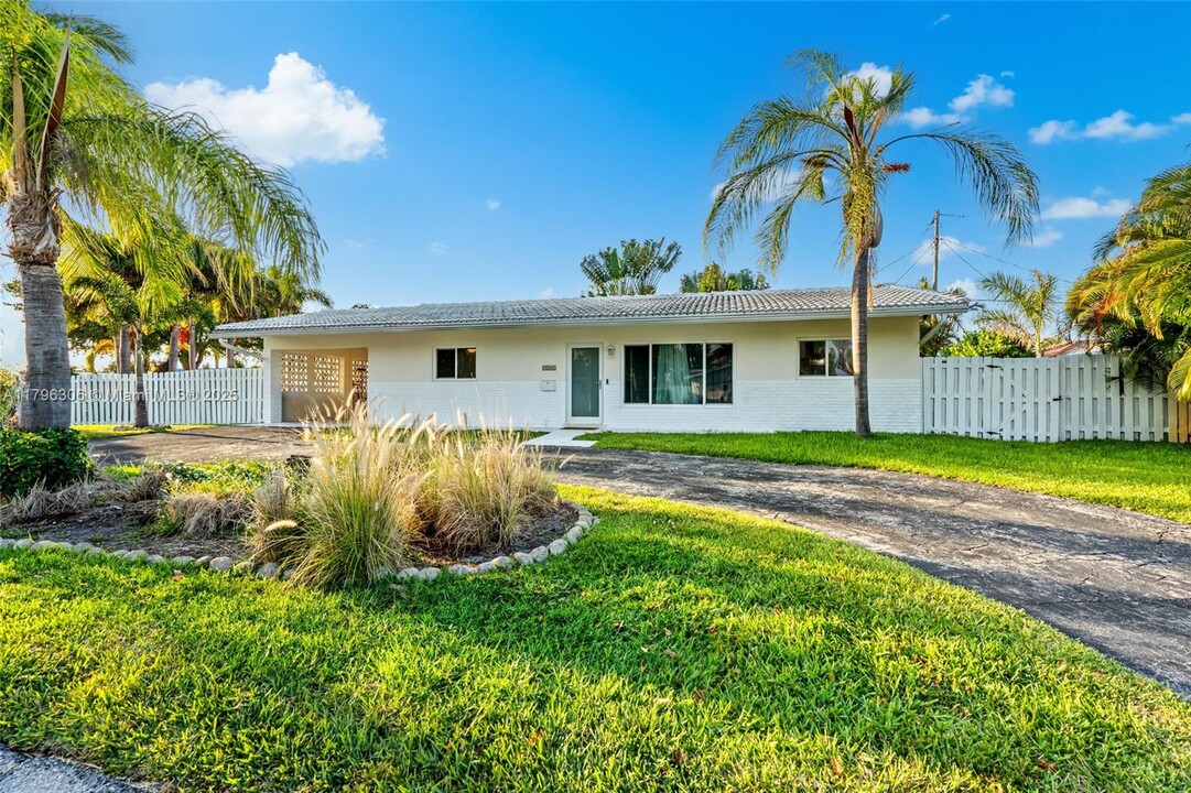 2231 NE 38th St in Lighthouse Point, FL - Building Photo