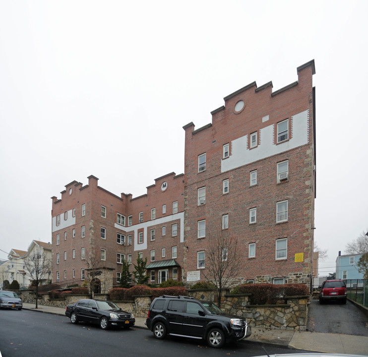 Milio Castle in Mount Vernon, NY - Foto de edificio