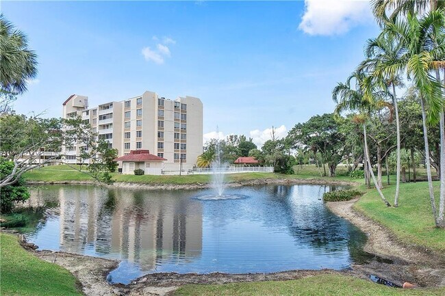 7081 Environ Blvd in Lauderhill, FL - Building Photo - Building Photo