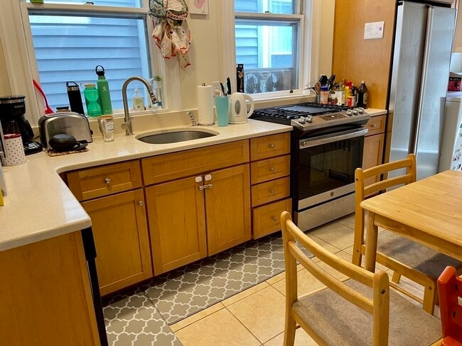 59 Prince St, Unit 1 in Brookline, MA - Foto de edificio - Building Photo