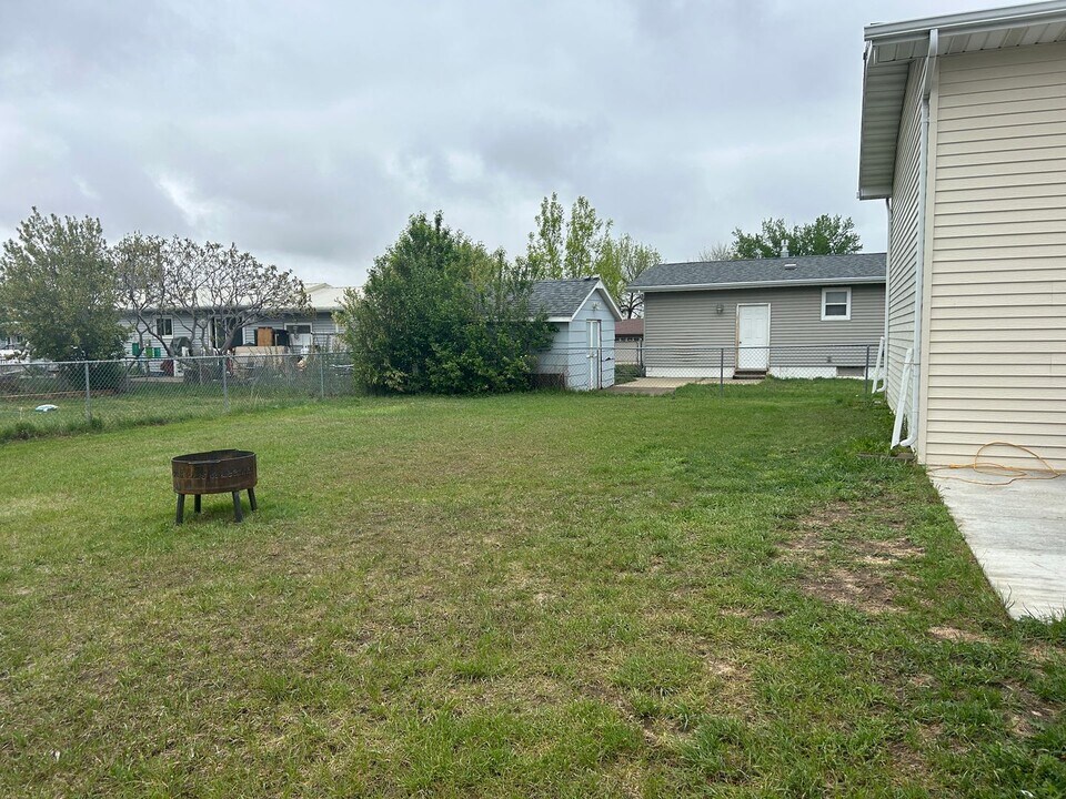 712 3rd Ave SE in Dickinson, ND - Building Photo