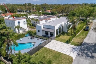 5116 SW 57th Ave in Miami, FL - Foto de edificio - Building Photo