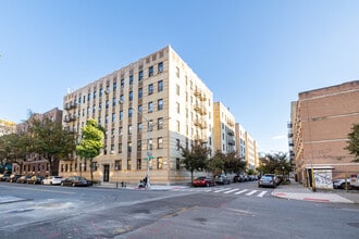 687 W 204th St in New York, NY - Building Photo - Building Photo