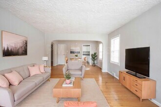 5005 Indianola Ave in Indianapolis, IN - Foto de edificio - Building Photo