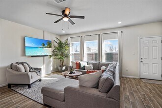 7950 Blue St in Houston, TX - Foto de edificio - Building Photo