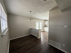 2203 Chatham Square Ct in Dallas, TX - Building Photo - Building Photo