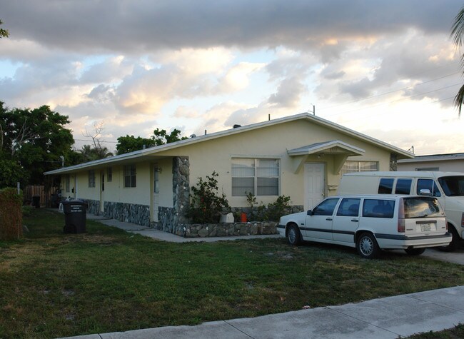 2121-2127 Mckinley St in Hollywood, FL - Building Photo - Building Photo