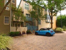 8 Raritan Pointe in Lambertville, NJ - Building Photo