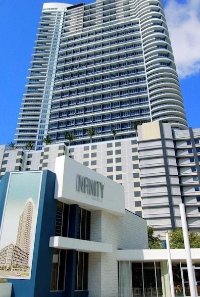 60 SW 13th St, Unit 1611 in Miami, FL - Foto de edificio - Building Photo