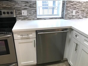 3356 Bird Ave, Unit 10 in Miami, FL - Building Photo - Building Photo