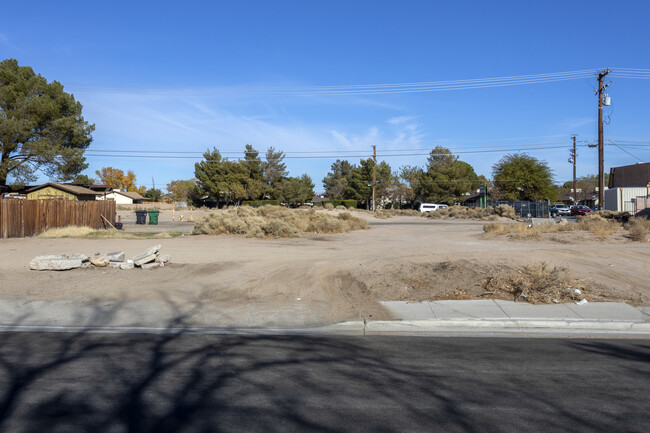 828 Commercial Ave in Ridgecrest, CA - Foto de edificio - Building Photo